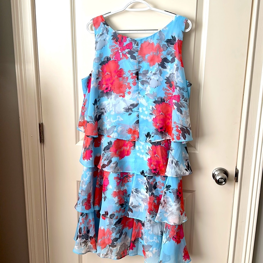Sleeveless flowered dress - Picture 2 of 2